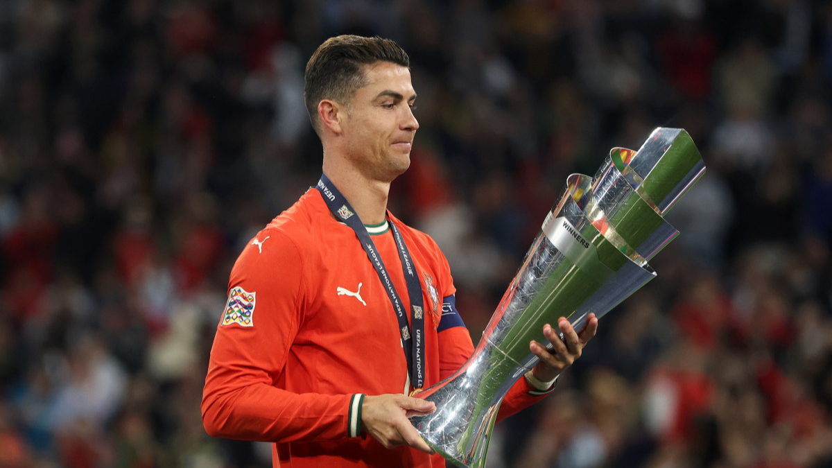 壹号-包含C罗回归赛场，精彩发挥首场状态亮眼，湖人观众沸腾！的词条